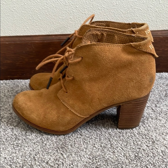 Toms Tan Lace Up Boots with Rounded Toe and Chunky Heel - Picture 4 of 9
